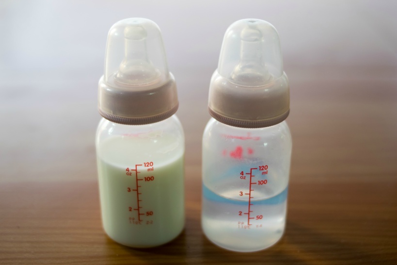 赤ちゃんのミルクの調乳に使う水の選び方と注意点