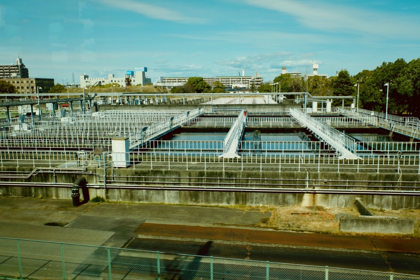 東京の水道水は飲める理由：ミネラルウォーターよりも厳格に品質が管理されている